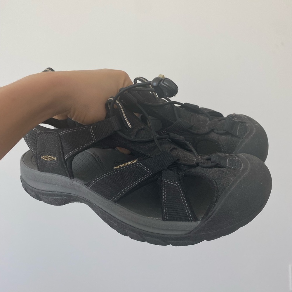 Men’s Keen Shoes NWOT size 10